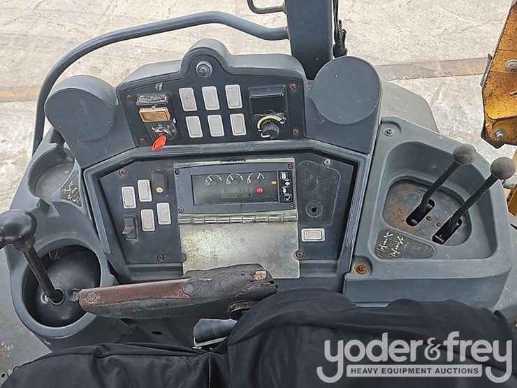 2011-deere-310j-image-34