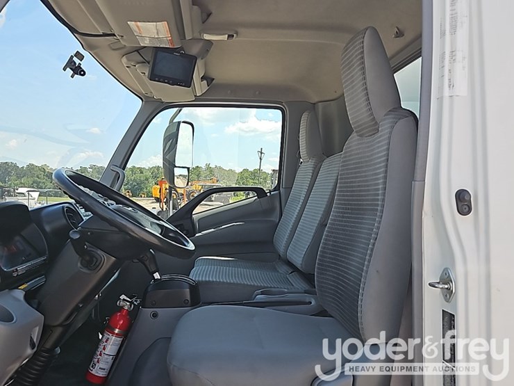 2019-hino-195-image-28