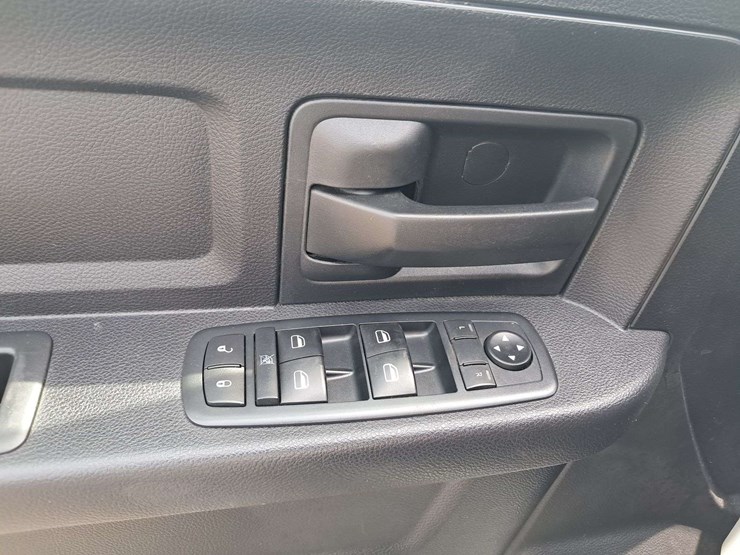 2016-ram-3500-crew-cab-pickup-image-13