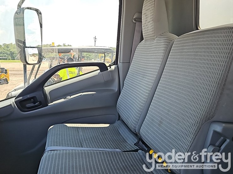 2019-hino-195-image-27