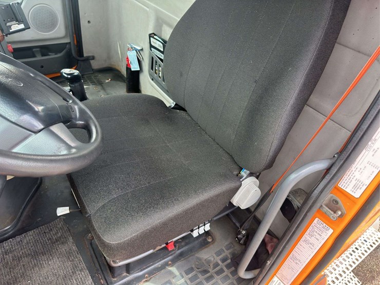 2007-volvo-vnm200-semi-truck-image-18