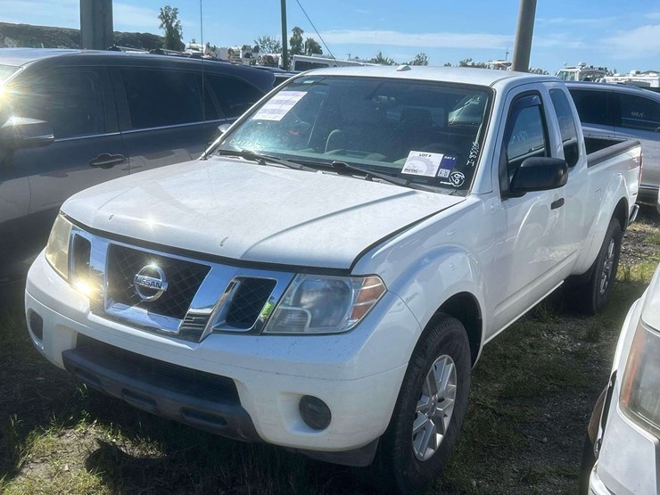 2015-nissan-frontier-sv-image-1