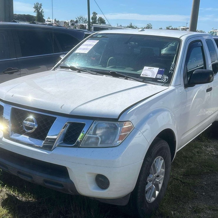 2015 NISSAN FRONTIER SV