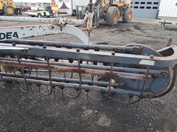 new-idea-roller-bar-hay-rake-(left)-image-4