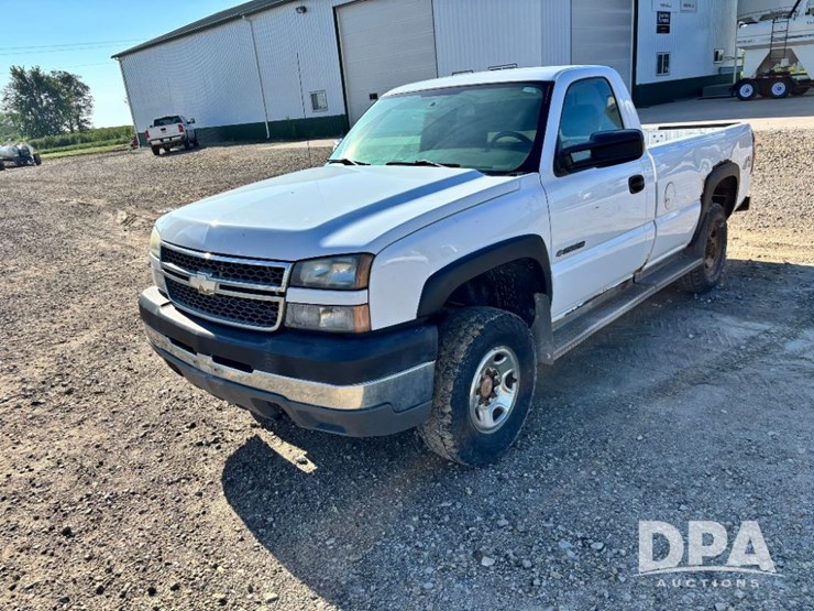 2005-chevrolet-2500hd-image-13