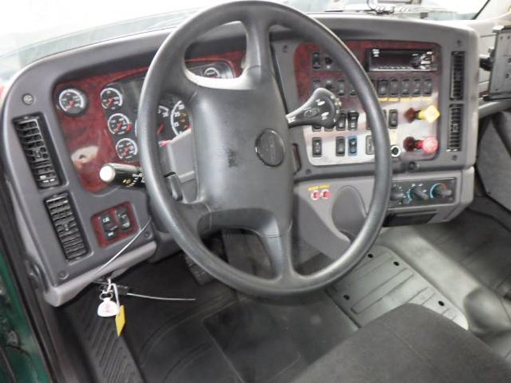 2020-freightliner-114sd-image-15