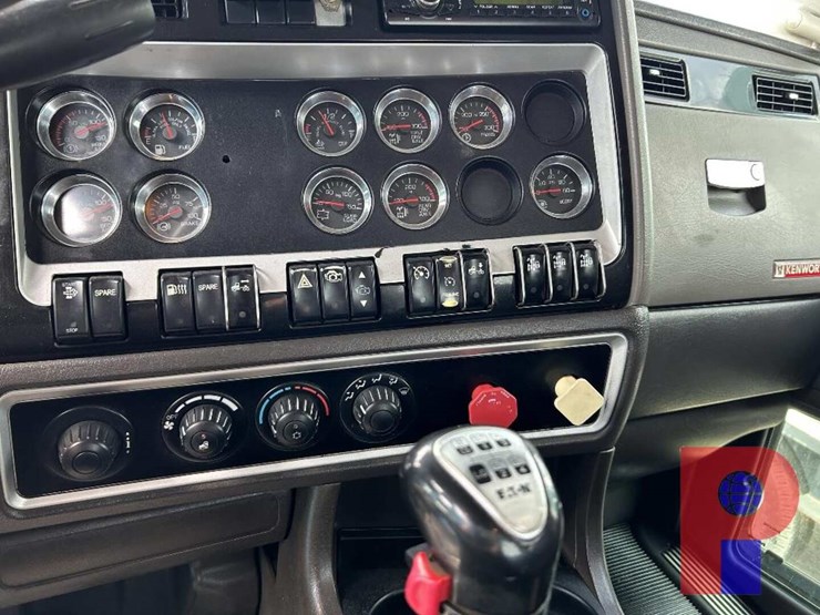 2013-kenworth-t800-image-15