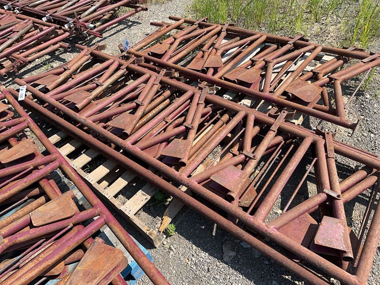 pallet-of-(3)-cattle-headlocks-image-7