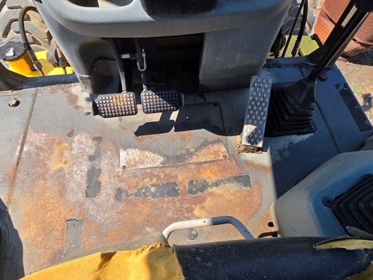 2011-new-holland-b95b-image-56