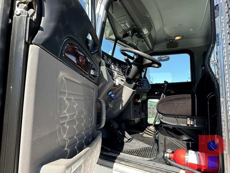 2014-peterbilt-388-image-12