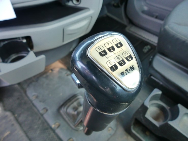 2015-peterbilt-579-image-13