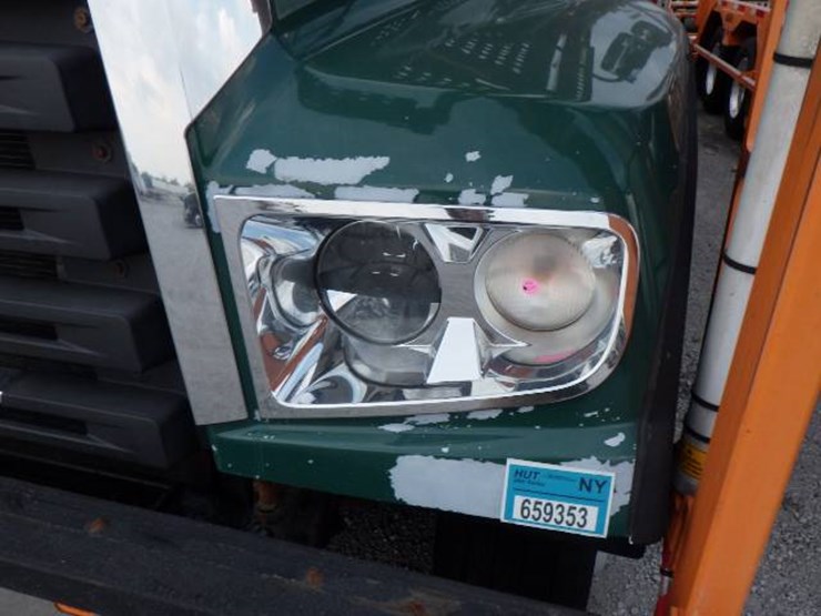 2020-freightliner-114sd-image-15