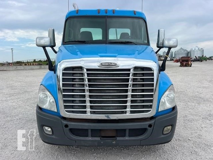 2013-freightliner-cascadia-113-image-17