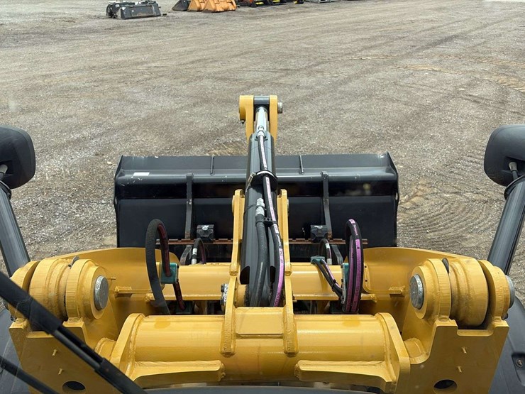 2022-caterpillar-906m-image-40