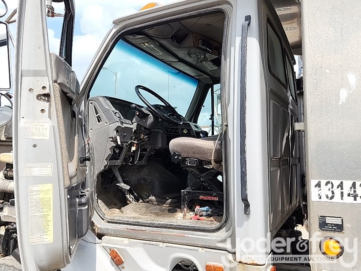 1998-ford-l9000-image-25
