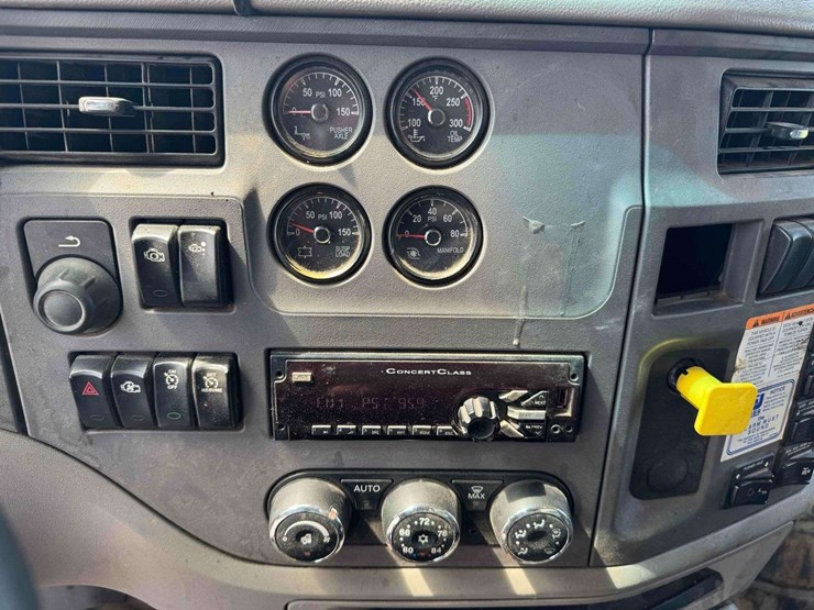 2016-peterbilt-567-image-40