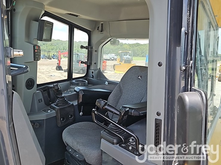2022-deere-850l-lgp-image-32