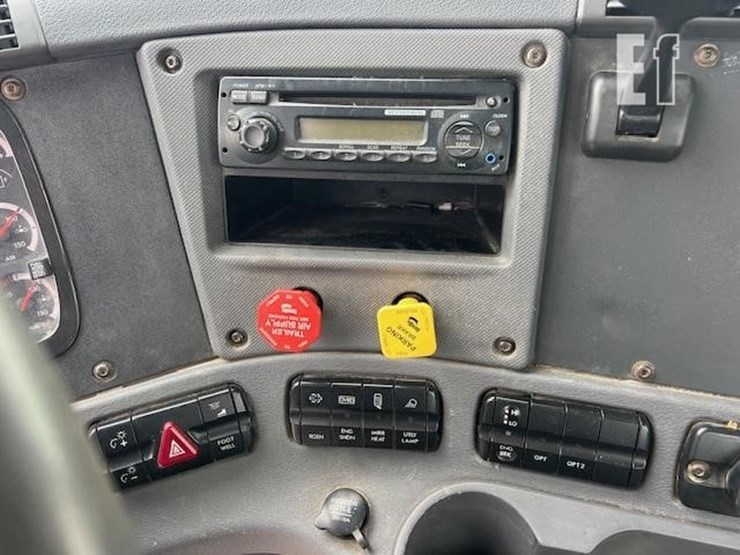 2013-freightliner-cascadia-113-image-51