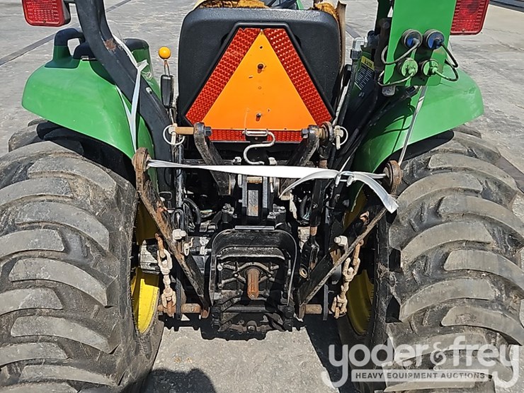 2014-john-deere-3032e-image-14
