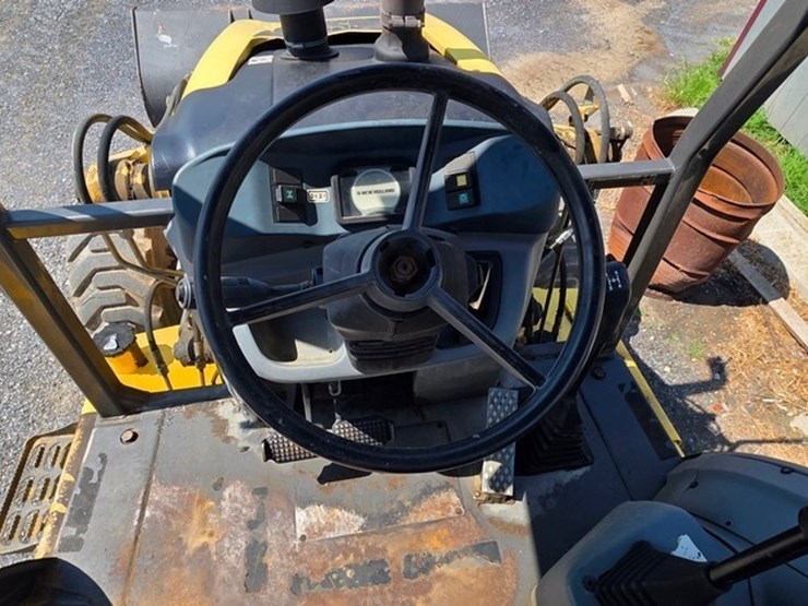 2011-new-holland-b95b-image-57