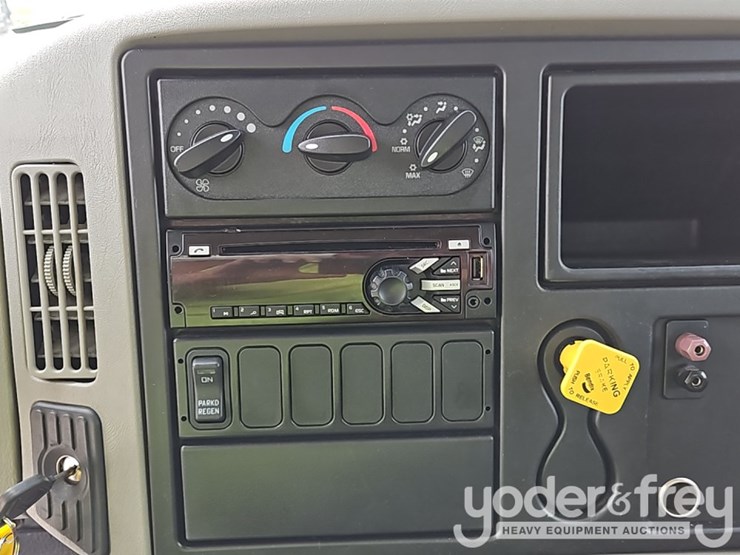 2017-international-durastar-4300-image-45