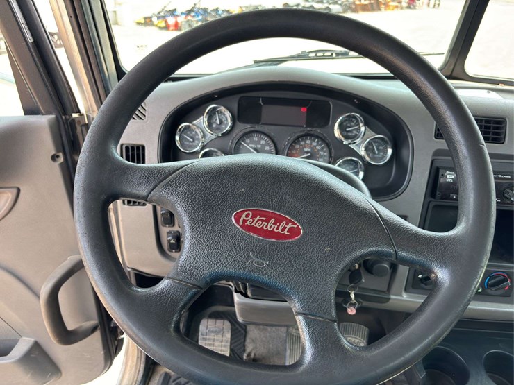 2012-peterbilt-348-image-40