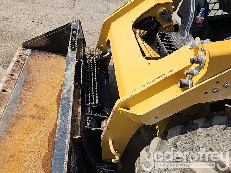 2023-caterpillar-246d3-image-11