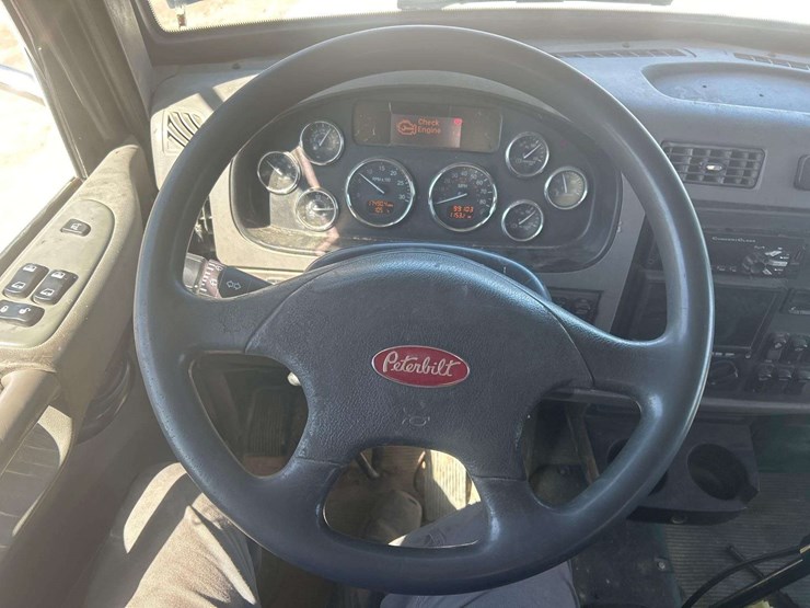 2015-peterbilt-348-image-17