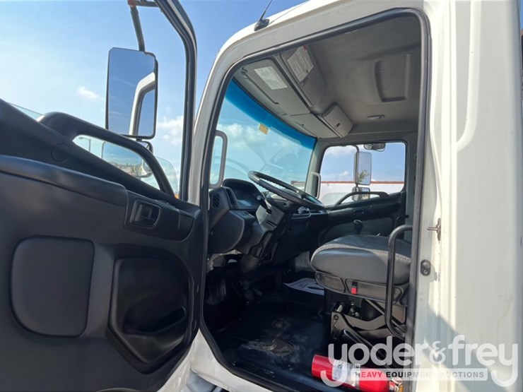 2015-hino-268-image-14