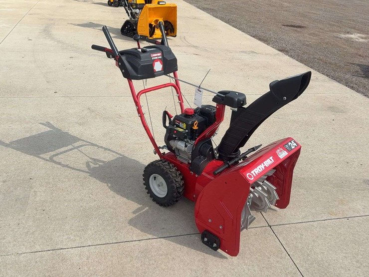 2022-troybilt-storm-2420-snowblower-image-2