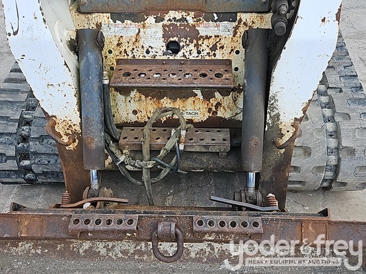 2009-bobcat-t300-image-15