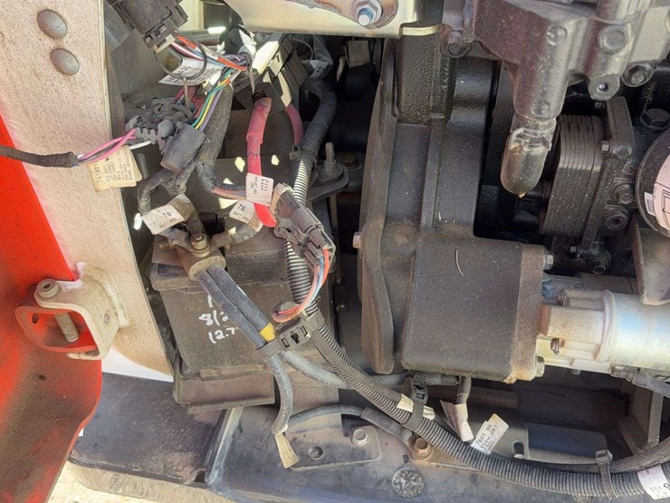 2024-bobcat-s590-image-12