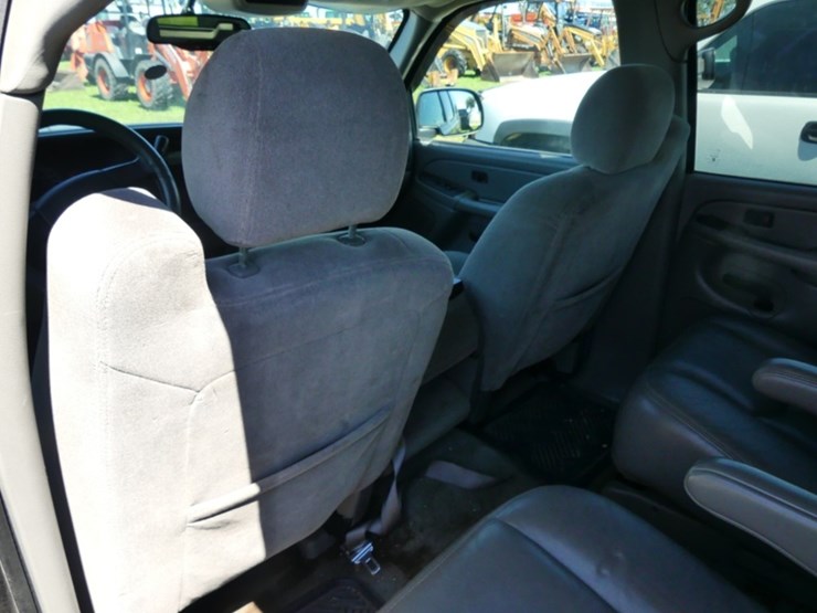 2004-chevrolet-suburban-image-10