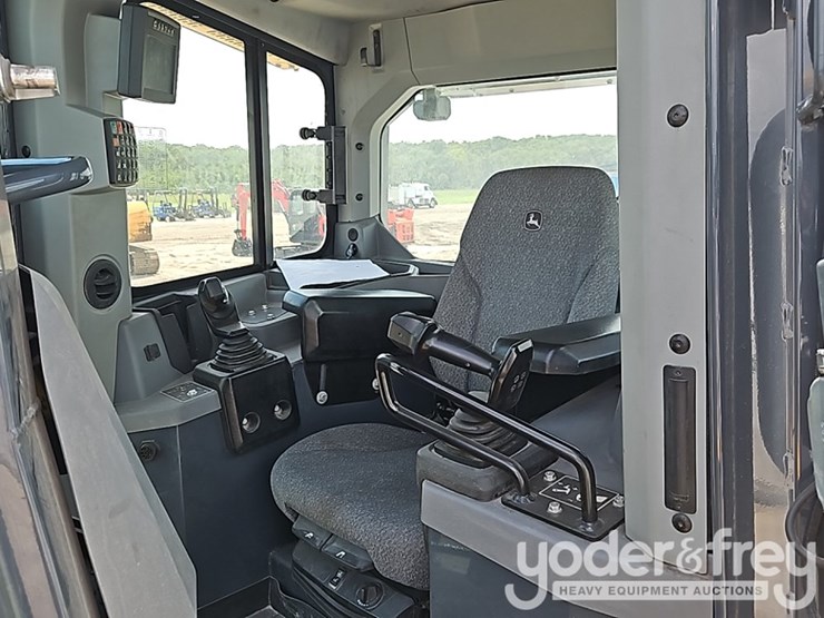 2022-deere-850l-lgp-image-32