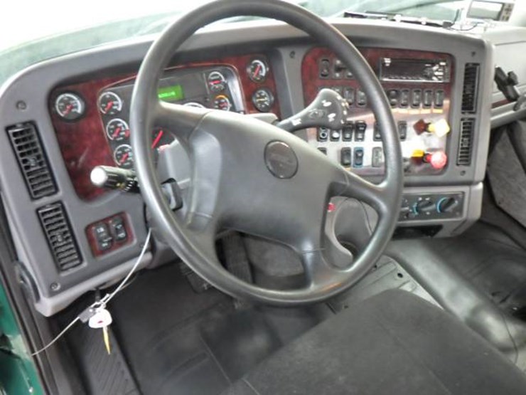 2020-freightliner-114sd-image-12