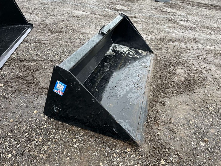 90"-qt-bucket-w/-blade-image-1