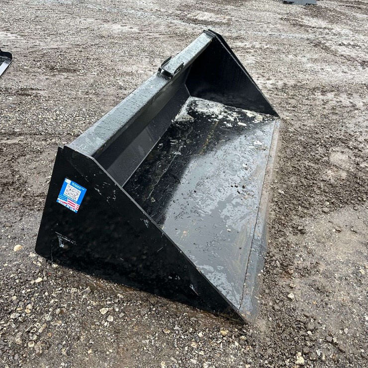 90" QT Bucket w/ Blade
