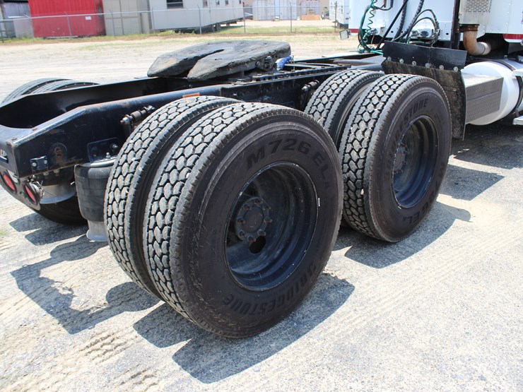 2005-freightliner-columbia-112-image-8