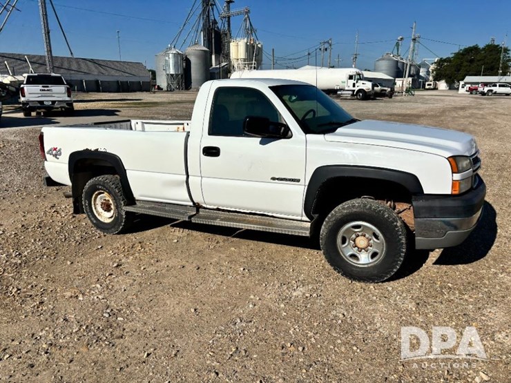 2005-chevrolet-2500hd-image-2