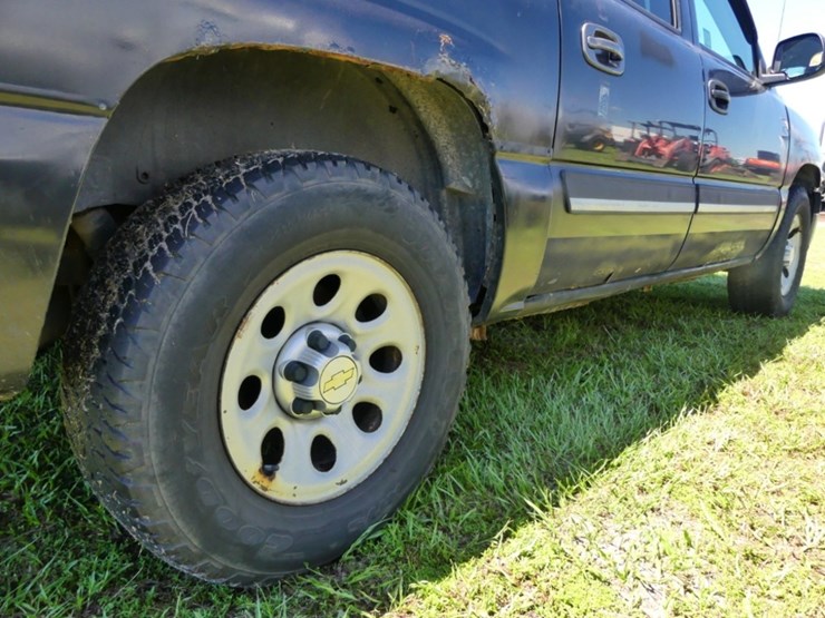 2004-chevrolet-suburban-image-6