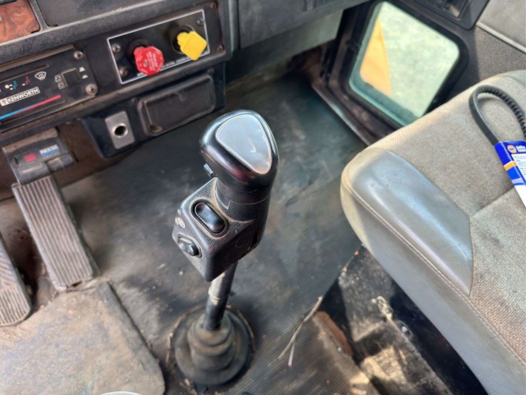 1999-kenworth-t300-image-37
