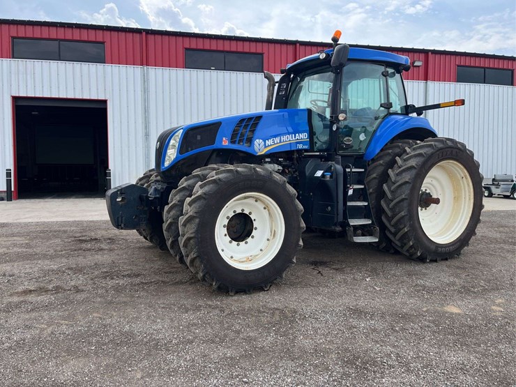 2012-new-holland-t8.300-image-1