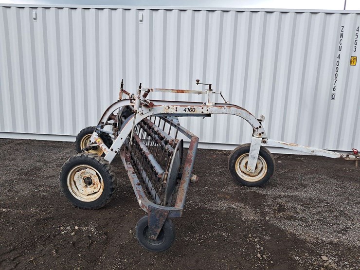 new-idea-roller-bar-hay-rake-(left)-image-1