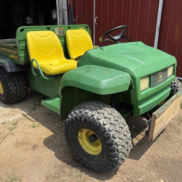 JOHN DEERE GATOR