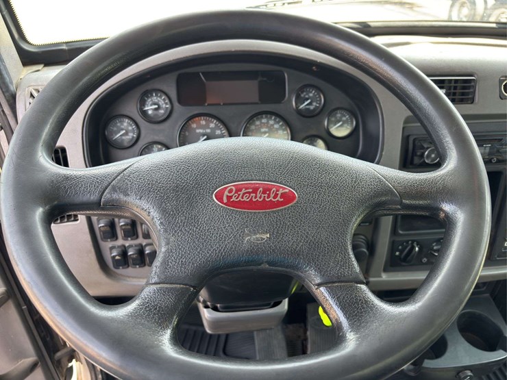 2014-peterbilt-337-image-35