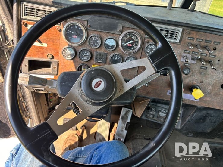 1999-peterbilt-385-image-66