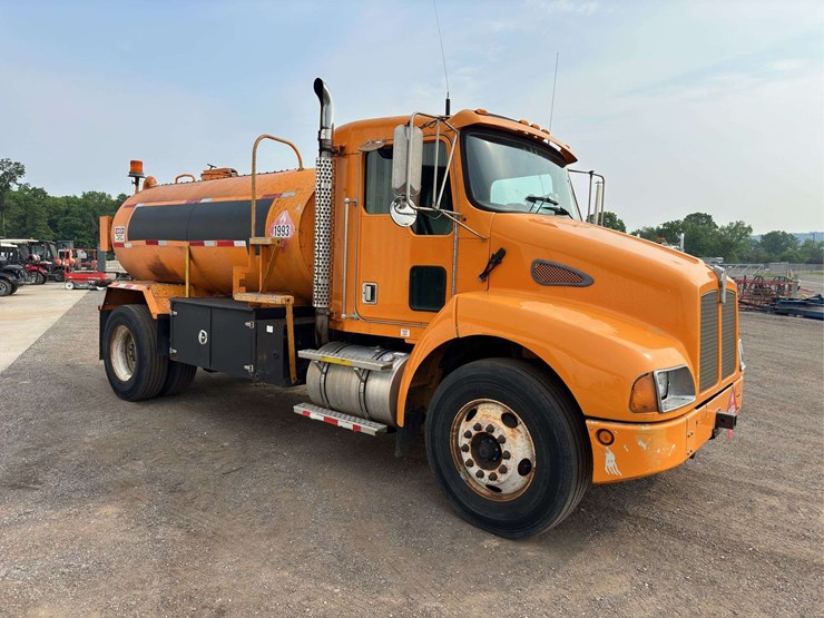 1999-kenworth-t300-image-2