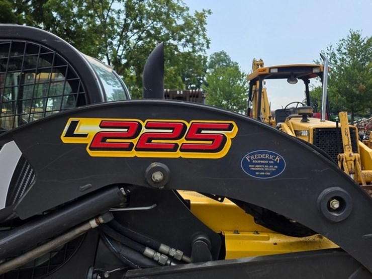 new-holland-l225-image-25
