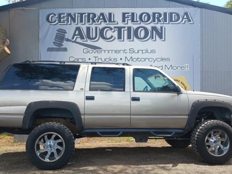 1999-gmc-suburban-image-1