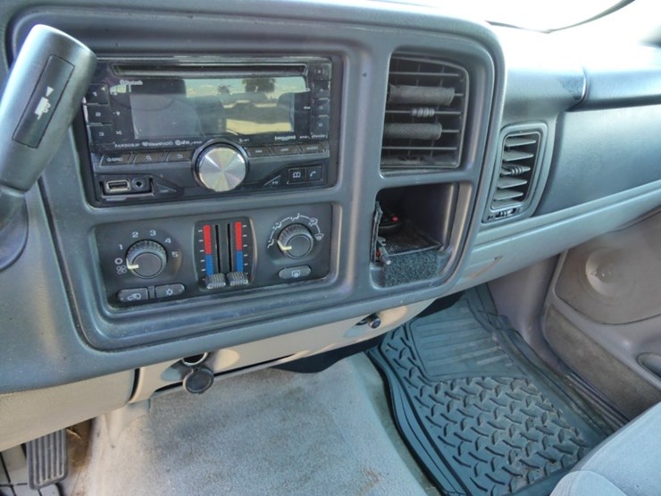 2004-chevrolet-suburban-image-14